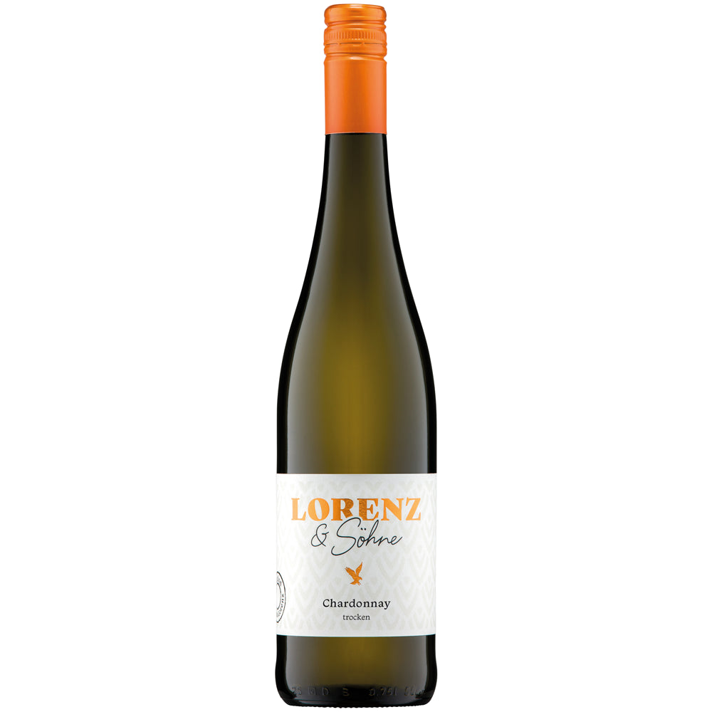 Eine Flasche „Lorenz & Söhne Edition Johanna Chardonnay trocken 2024“, die sich durch ihren orangefarbenen Verschluss und ihr weißes Etikett auszeichnet, ist elegant vor einem weißen Hintergrund in Szene gesetzt.
