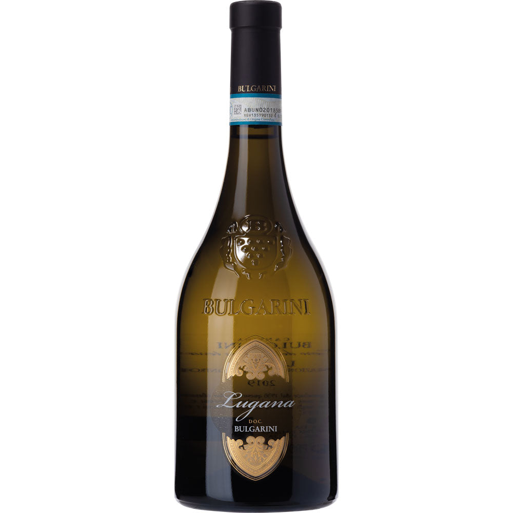 Eine Flasche Lugana Bulgarini DOC 2025, ein italienischer Weißwein aus Bulgarini, der aus Turbiana-Trauben hergestellt wird, mit geprägtem Logo und goldenem Frontetikett.