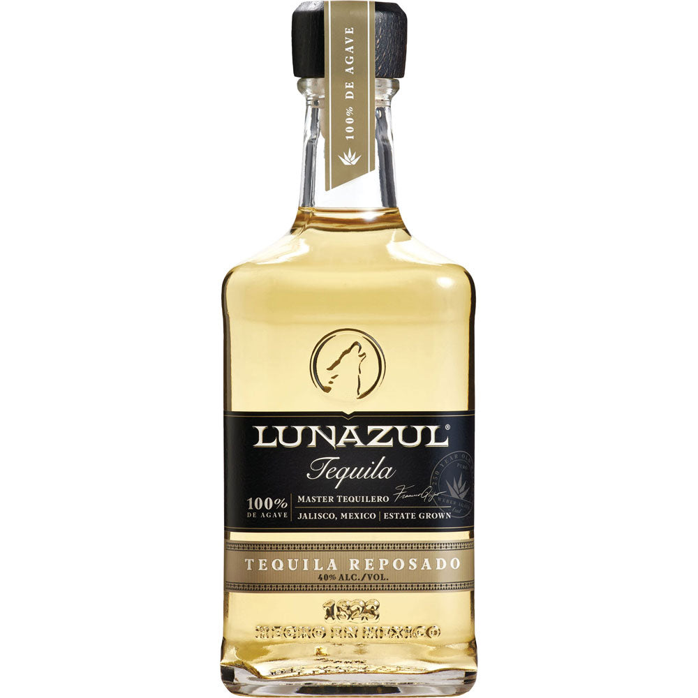 Eine 0,7-Liter-Flasche Lunazul Reposado Tequila (40%) von Heaven Hill, hergestellt aus 100% blauer Weber-Agave, mit einem schwarz-goldenen Etikett auf Weiß.