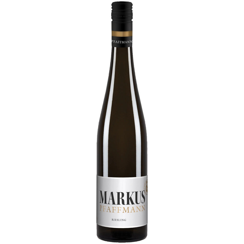 Eine Flasche Markus Pfaffmann Riesling Chapeau trocken 2024 mit schwarzem Verschluss und weißem Etikett ist vor einem weißen Hintergrund abgebildet. Dieser klassische Pfälzer Riesling verkörpert die für Markus Pfaffmann-Weine typische Eleganz und Frische.
