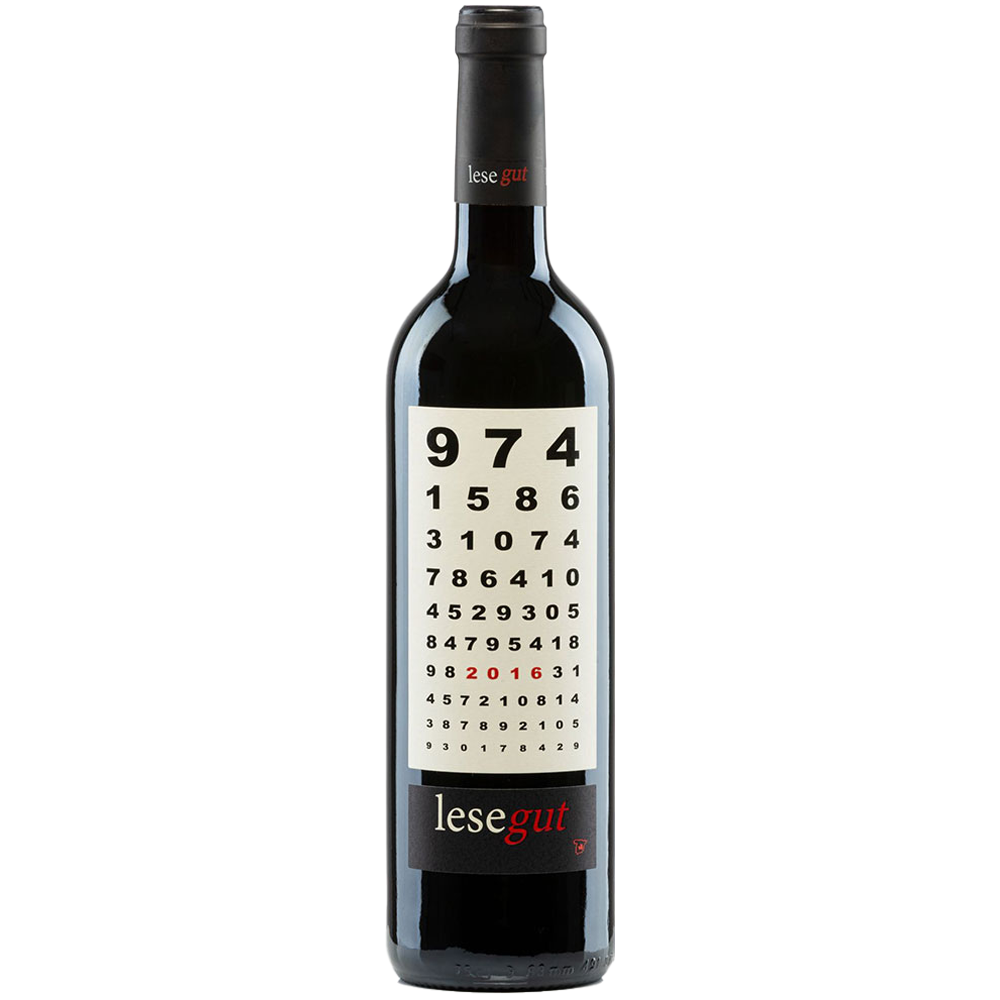 Eine Weinflasche, beschriftet wie eine Augentafel mit zufälligen Zahlen und "lesegut" am Boden - ideal für Fans des Marqués de Grinon Lesegut Tinto 2020, einem herausragenden Rotwein aus Zentralspanien von Marqués de Grinon.