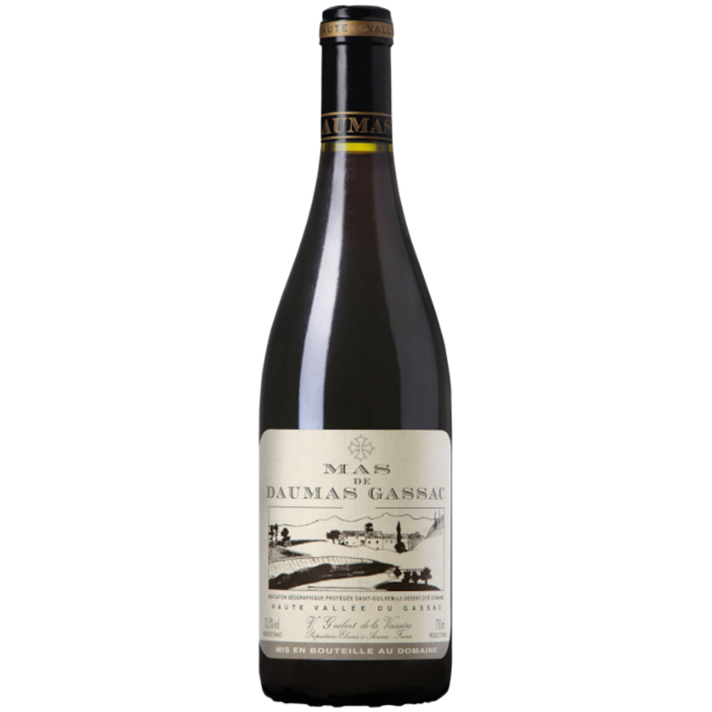 Eine Flasche Mas de Daumas Gassac Rouge 2015, die sich durch ihr cremefarbenes Etikett mit einer Weinbergillustration auszeichnet – ein wahres Juwel unter den Languedoc-Weinen von Mas de Daumas Gassac.
