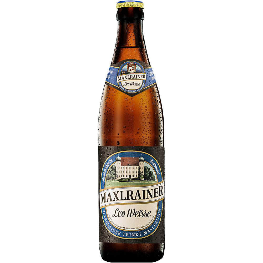 Eine braune Maxlrainer Leo Weisse Hefeweizen 20x 0,5L (MEHRWEG) Glasflasche mit einem blau-weißen Etikett, auf dem ein Gebäude abgebildet ist, das die bayerische Weißbiertradition repräsentiert.