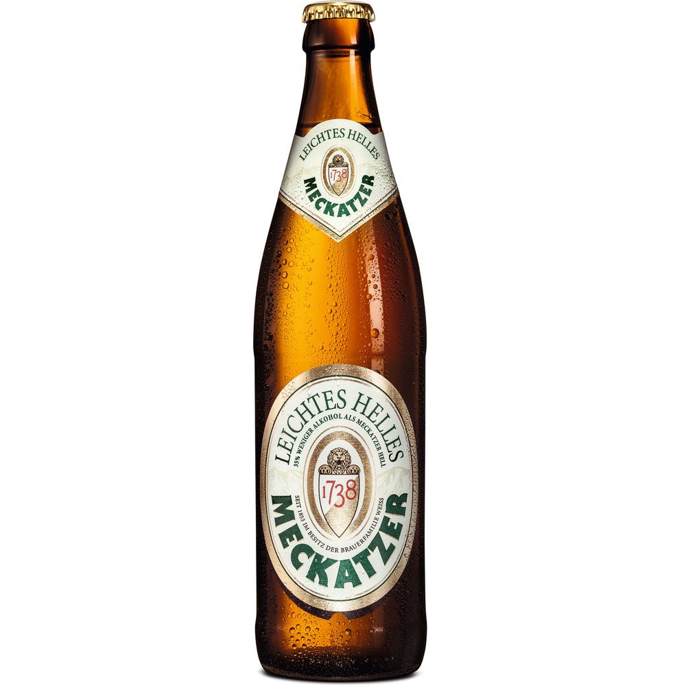 Eine Braunglasflasche Meckatzer Leichtes Helles 20x 0,5 Liter (MEHRWEG), ein kalorienarmes Bier von Meckatzer, mit erfrischendem Kondenswasser auf der Außenseite.