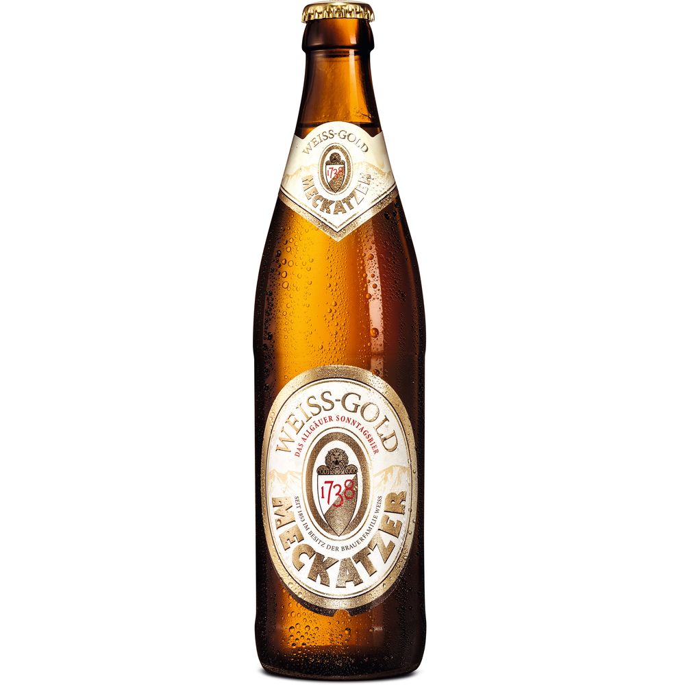 Eine braune Flasche Meckatzer Weiss Gold 20x 0,5 Liter (MEHRWEG) mit Kondenswasser und einem weiß-goldenen Etikett der Marke Meckatzer, das diesen Klassiker des hellen Bieres präsentiert.