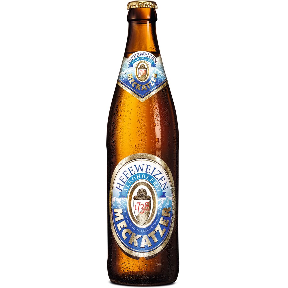 Eine Braunglasflasche Meckatzer Hefeweizen Alkoholfrei 20x 0,5 Liter (Mehrweg) mit blau-weißem Etikett der Marke Meckatzer, dargestellt mit erfrischendem Kondenswasser.