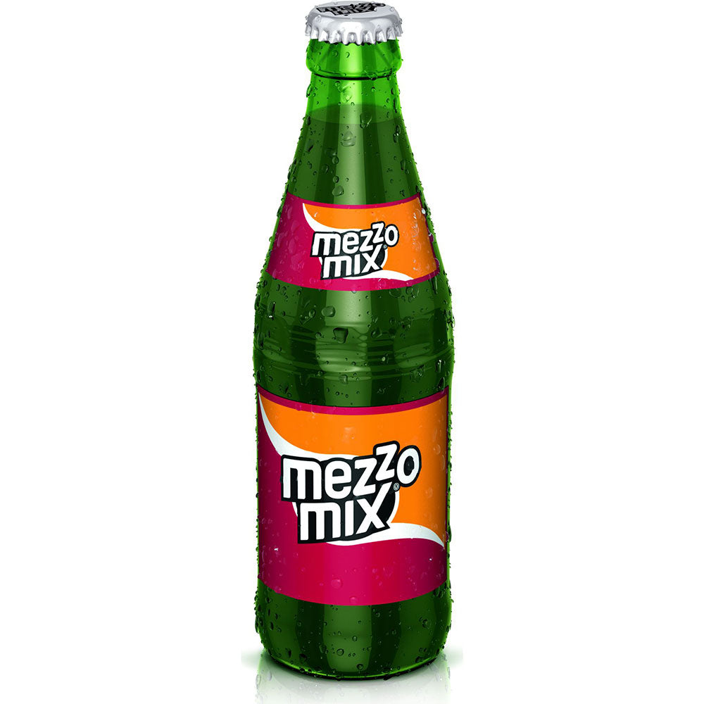 Eine gekühlte Mezzo Mix 24x 0,2 Liter (MEHRWEG) Flasche von Mezzo Mix, mit lebendigem Etikett und Kondenswasser - ein ideales Cola-Mix-Getränk für alle, die den erfrischenden Geschmack von Cola und Orange lieben.