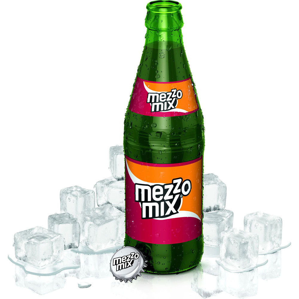 Eine gekühlte Mezzo Mix 24x 0,2 Liter (MEHRWEG) Glasflasche, mit Kondenswasser und Eiswürfeln auf weißem Hintergrund, präsentiert den erfrischenden Cola-Orange-Geschmack dieses Markenklassikers.