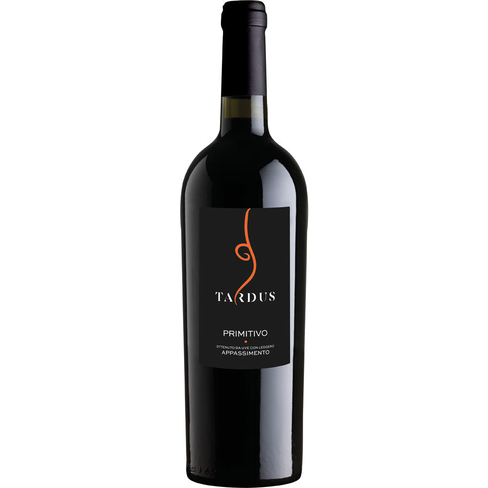 Eine dunkle Weinflasche mit der Aufschrift Cantine Minini Primitivo Quietum Appassimento 2024 hebt sich durch ein kühnes schwarz-orangefarbenes Design ab, das diesen italienischen Rotwein von Cantine Minini vor einem strahlend weißen Hintergrund hervorhebt.