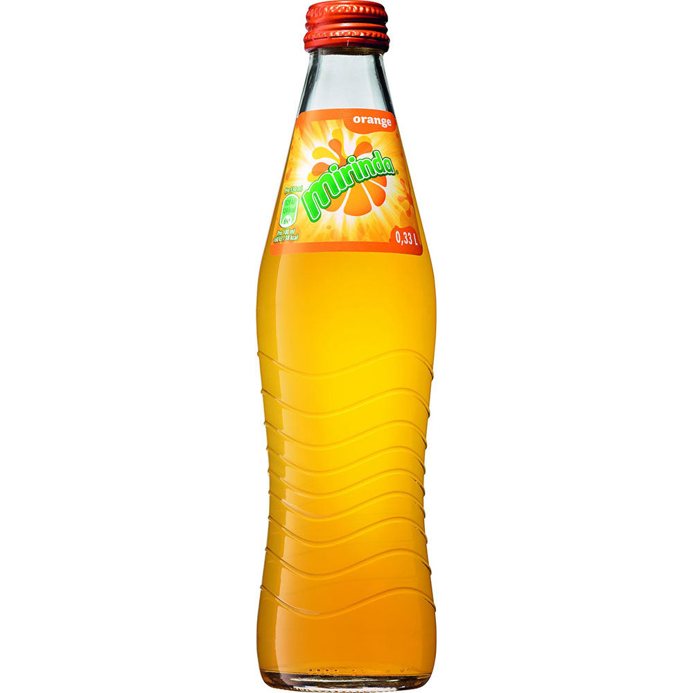 Eine 0,33-L-Glasflasche von Mirinda (MEHRWEG) mit orangefarbenem Verschluss und Etikett, gefüllt mit einem leuchtend orangefarbenen Erfrischungsgetränk. Erhältlich in einer 24er-Packung.