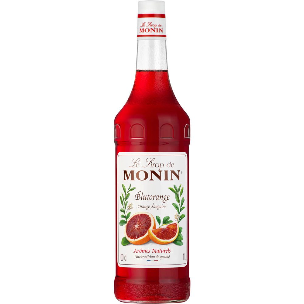 Eine 1-Liter-Flasche Monin Blutorange Sirup ist mit einem illustrierten Etikett mit Blutorangenscheiben und grünen Blättern versehen, die den erstklassigen Blutorangengeschmack von Monin hervorheben.