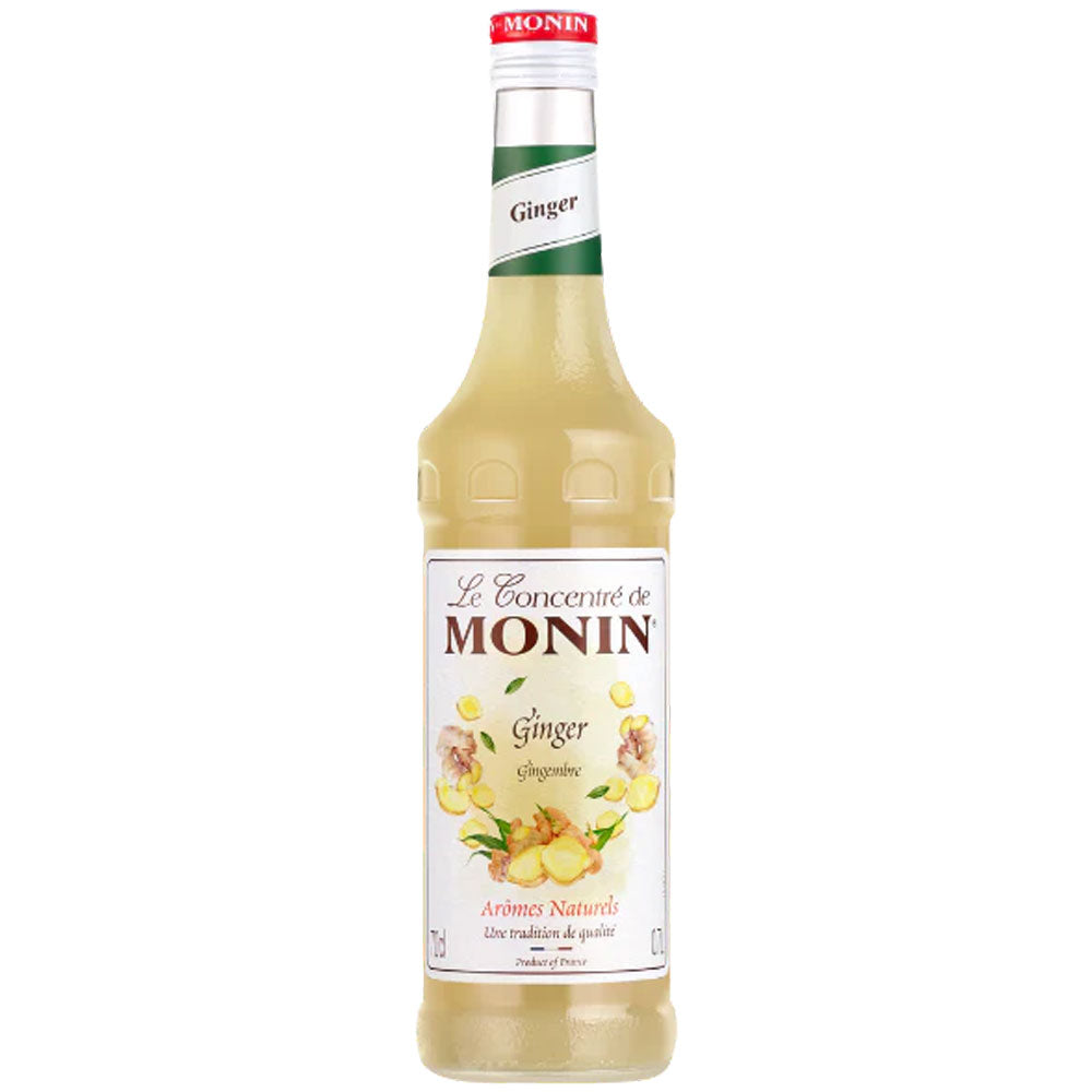 Eine 0,7-Liter-Flasche Monin Ingwer Ingwer Konzentrat von Monin mit weißem Etikett und Ingwer-Illustrationen - ideal, um Cocktails oder selbstgemachtem Ingwerbier einen würzigen Kick zu verleihen.