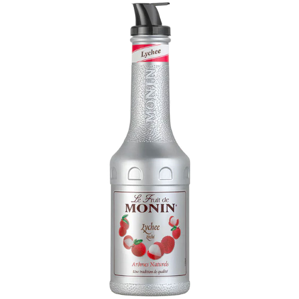 Monin Le Fruit Litschi Lychee FruchtPüree 1 Liter in einer silbernen Flasche mit Lychee-Motiven und einem schwarzen Pumpverschluss, perfekt, um Ihren Getränken und Desserts den authentischen Geschmack von Lychee-Fruchtpüree zu verleihen.