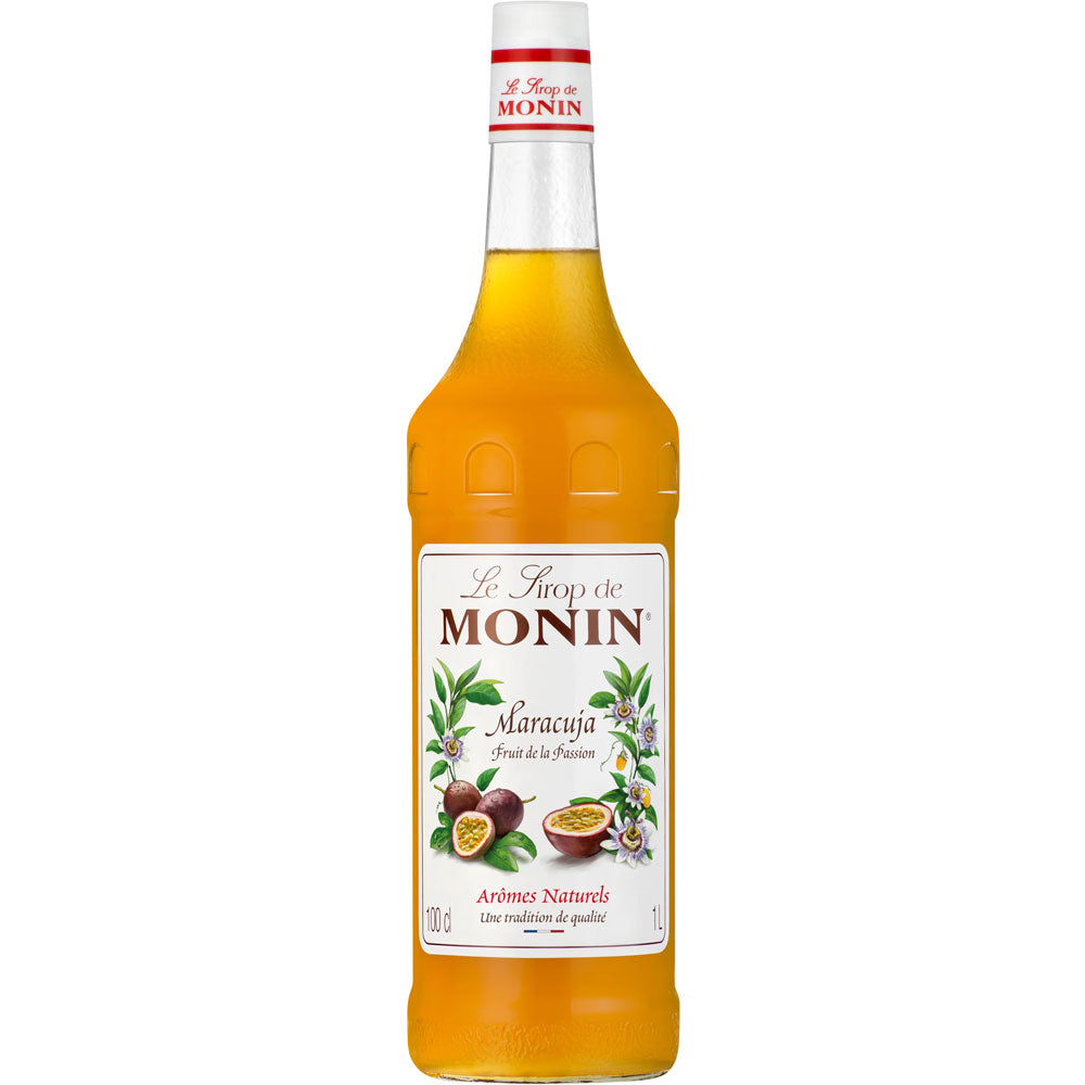 Monin Maracuja Sirup 1 Liter von Monin, mit weißem Etikett und Maracuja-Motiven, ist ideal für exotische Getränke oder um Ihren Lieblingsrezepten einen fruchtigen Passionsfrucht-Twist zu geben.