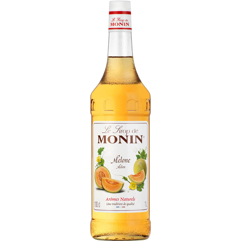 Eine 1-Liter-Flasche Monin Melone Sirup von Monin, einem französischen Premium-Sirup, mit einem illustrierten Etikett mit Melonenscheiben und grünen Blättern.