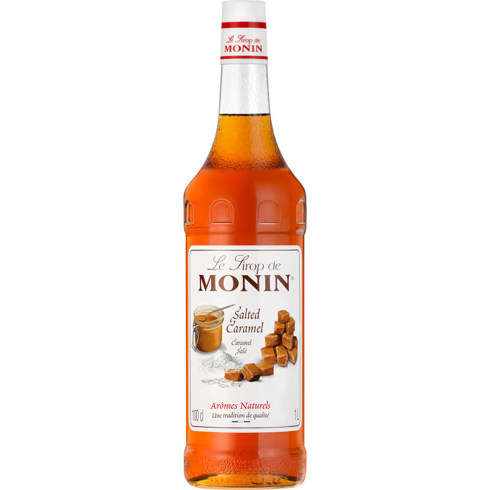 Eine 1-Liter-Flasche Monin Salted Caramel Sirup - ideal als Karamellsirup oder Kaffee Sirup für Getränke. Auf dem Etikett sind Karamellstücke und ein Karamellglas abgebildet.