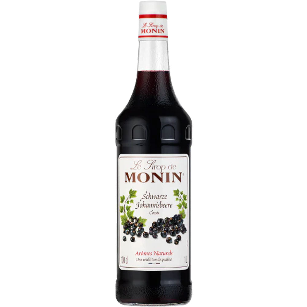 Eine 1-Liter-Flasche Monin Schwarze Johannisbeere Sirup mit weißem Etikett, verziert mit schwarzen Johannisbeeren und grünen Blättern - ideal, um Getränken wie Kir Royal eine fruchtige Note zu verleihen.