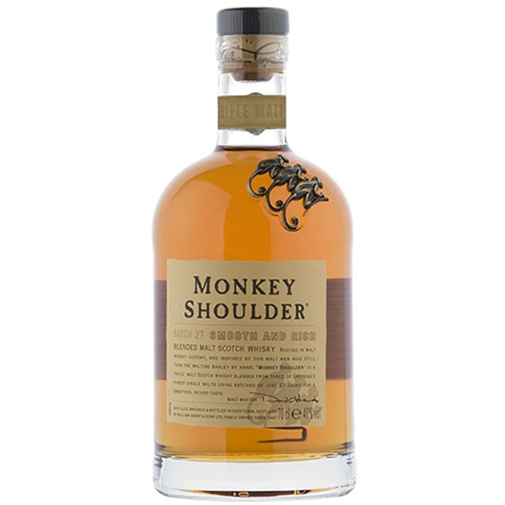 Eine 0,7-Liter-Flasche Monkey Shoulder Blended Malt Whisky (40%) von Monkey Shoulder mit einem hellbraunen Etikett und drei Affen auf der Schulter.
