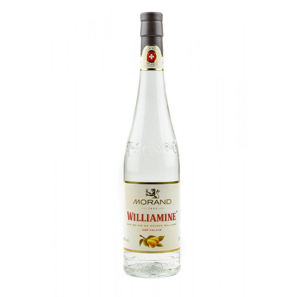 Eine klare 0,7-Liter-Flasche Morand Williamine Birnenbrand 43% mit weißem Etikett mit goldenen und roten Akzenten erinnert an die klare Essenz der Schweizer Alpen vor weißem Hintergrund.