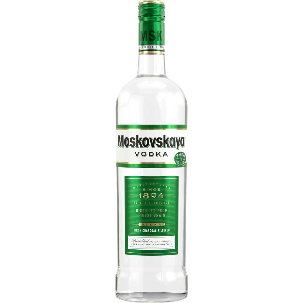Abgebildet ist eine klare 1-Liter-Flasche Moskovskaya Vodka Latvia 38%, hergestellt aus kornneutralem Alkohol, mit einem grün-weißen Etikett vor weißem Hintergrund.