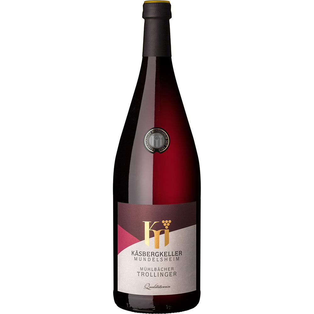 Eine 1L Flasche Käsbergkeller Mundelsheim Mundelsheimer Mühlbächer Trollinger QbA, ein klassischer Rotwein aus dem Käsbergkeller Mundelsheim - erhältlich im 12x MEHRWEG-Pack.