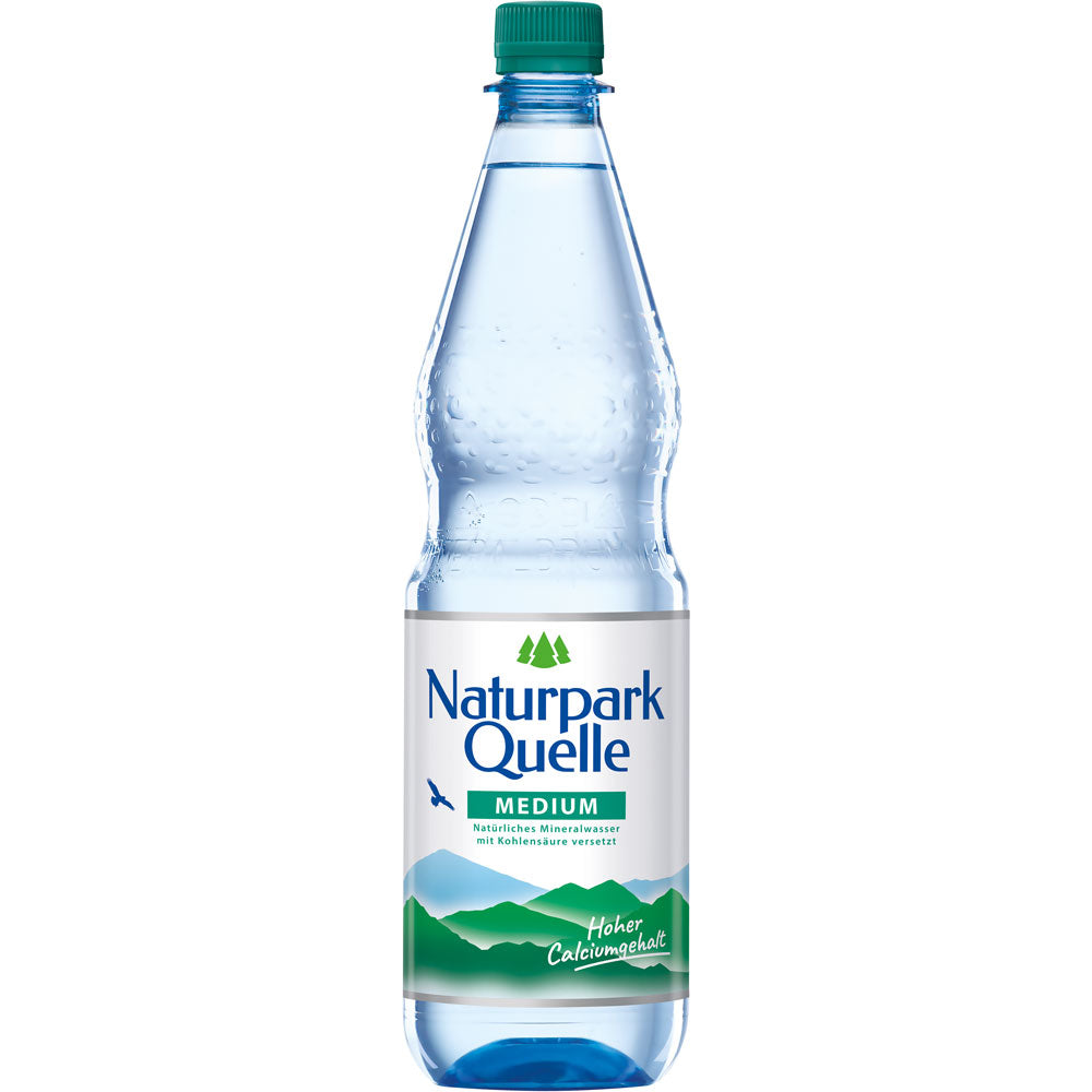 Eine klare PET-Flasche Naturpark Quelle Medium (12x1L, MEHRWEG) mit blauem Verschluss und Bergetikett, aus dem Schwäbisch-Fränkischen Wald, der für seinen hohen Calciumgehalt bekannt ist.