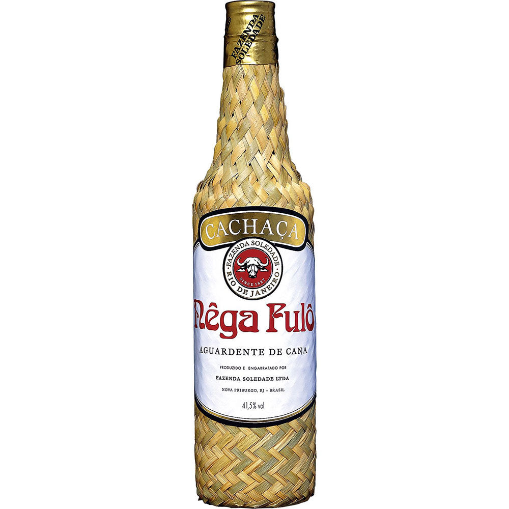 Eine 1-Liter-Flasche Nêga Fulô Aguardente de Cana Cachaça (41,5%), eine klassische brasilianische Spirituose, mit der charakteristischen geflochtenen Strohhülle und dem markanten weiß-roten Etikett.