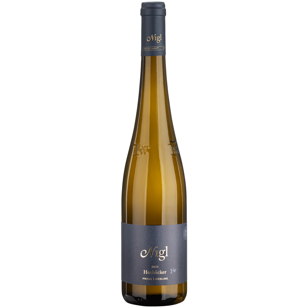 Eine hohe, schlanke Flasche „Weingut Nigl Riesling Ried Hochäcker Privat 1ÖTW Erste Lage DAC 2021“ mit dunkelblauem Etikett und Schraubverschluss steht vor einem schlichten Hintergrund und unterstreicht die Eleganz dieses herausragenden Jahrgangs.
