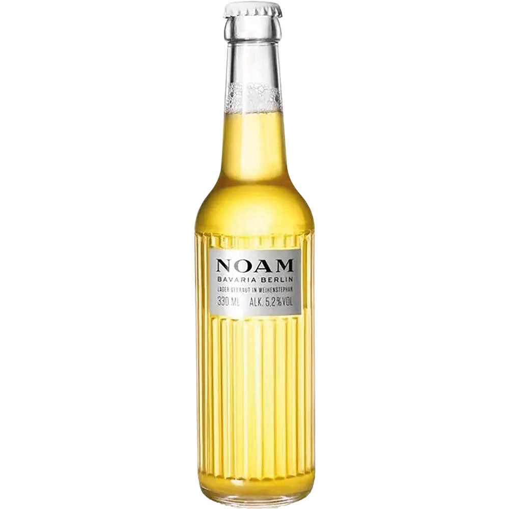 Eine Klarglasflasche von Noam Beer's Helles Lagerbier (24x 0,34l Mehrweg) mit silbernem Etikett und goldenem Lagerbier im Inneren steht für echte bayerische Brautradition.