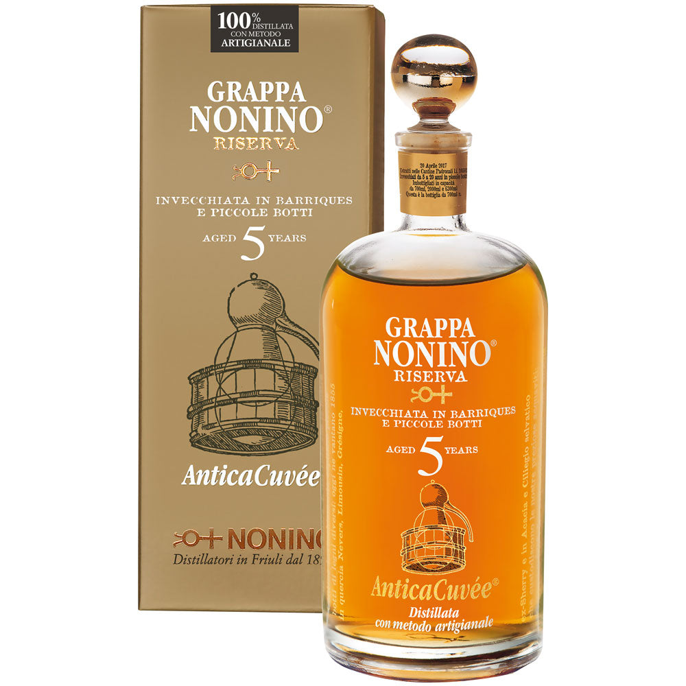 Eine Flasche Grappa Nonino Riserva AnticaCuvée 5 Jahre 43% (0,7L) von Nonino Distillatori, präsentiert in einer eleganten Goldbox.