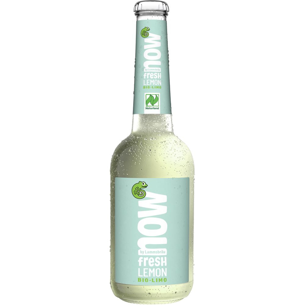 Eine NOW Fresh Lemon Bio 10x 0,33 Liter (MEHRWEG) Klarglasflasche mit Beschlag präsentiert reinen Zitronen-Geschmack aus ökologischem Anbau von der Marke NOW.