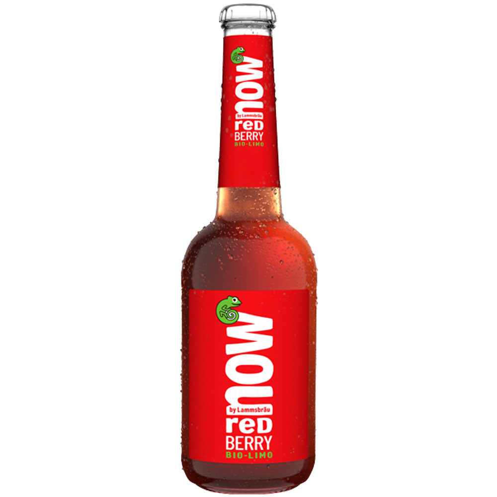Eine 0,33 l Glasflasche NOW Red Berry Bio-Limo (MEHRWEG) mit rotem Etikett und kühlem Kondenswasser - eine leckere Bio-Beerenlimonade von NOW, perfekt für jede Gelegenheit. Erhältlich in 10er-Packungen.