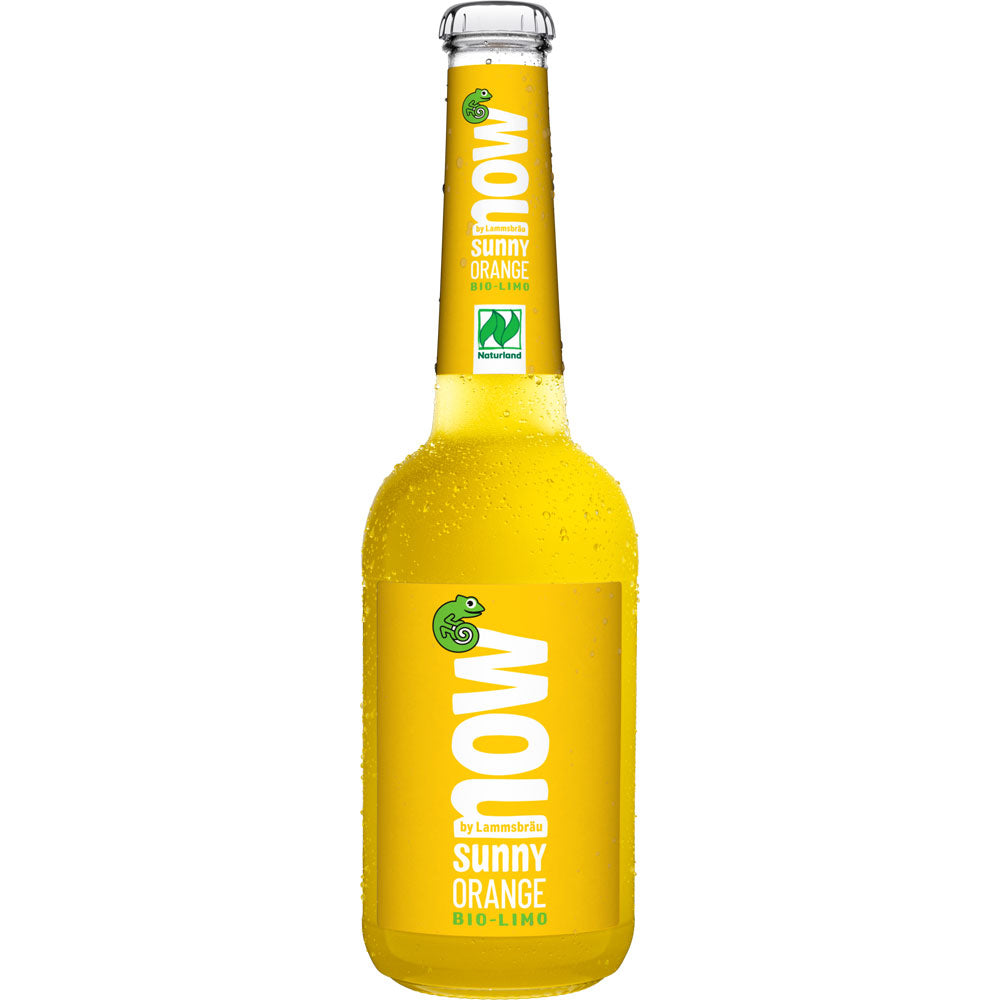 Eine Flasche NOW Sunny Orange BIO Limonade 0,33L (MEHRWEG) von NOW mit einem gelben Etikett und erfrischenden Kondenstropfen.