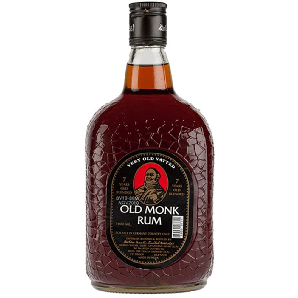 Eine 0,7-Liter-Flasche Old Monk Rum 7 Jahre (42,8%) mit einem strukturierten Glasdesign und einem Etikett, das einen Mönch zeigt.