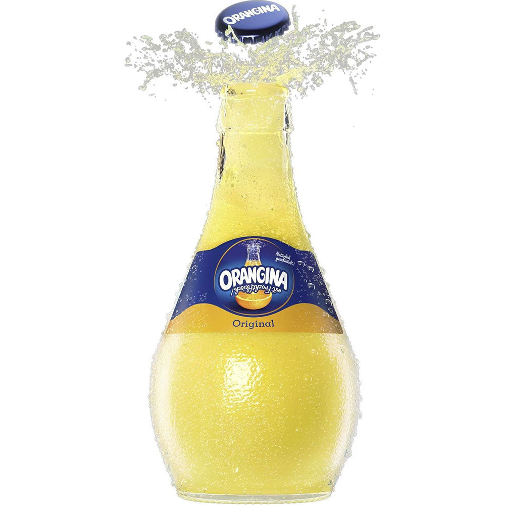 Eine Flasche Orangina 15x 0,25 Liter (MEHRWEG) von Orangina, bei der der Verschluss aufspringt und ein Spritzer natürliche Limonade mit Fruchtfleisch herausspritzt.