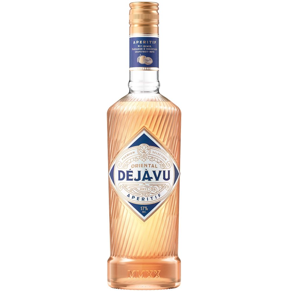 Eine 0,7-Liter-Flasche Déja-vu Oriental Déja-vu Aperitif (17%), hergestellt mit französischem Weindestillat, besticht durch ein strukturiertes, orangefarbenes Glas und ein blaues Etikett, das den Reiz exotischer Gewürze einfängt.