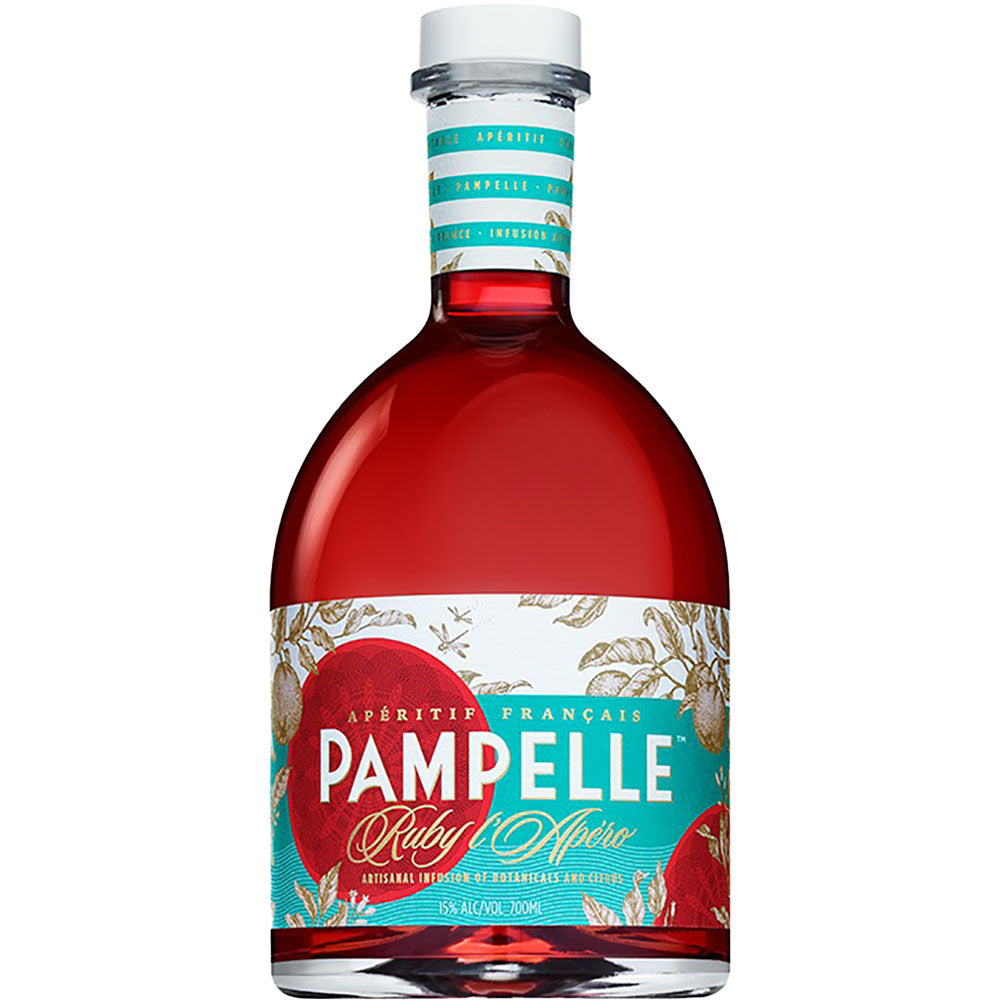 Eine 0,7-Liter-Flasche Pampelle Ruby L'Apero (15%), ein französischer Bitter-Aperitif aus Bio Star Ruby Grapefruits, mit leuchtend roter Farbe und dekorativem Etikett.