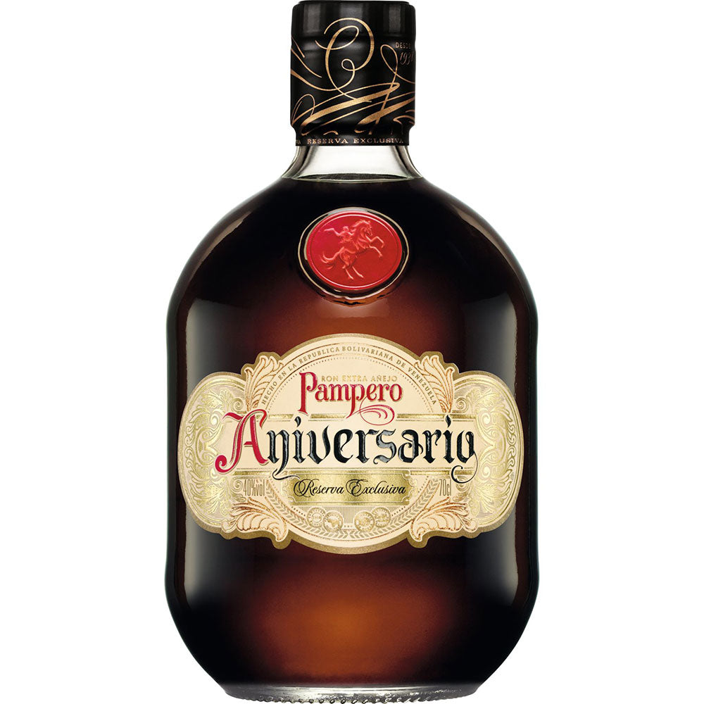 Eine 0,7-Liter-Flasche Pampero Rum Aniversario (40%) von Pampero mit einem verzierten gold-roten Etikett auf dunkelbraunem Glas.