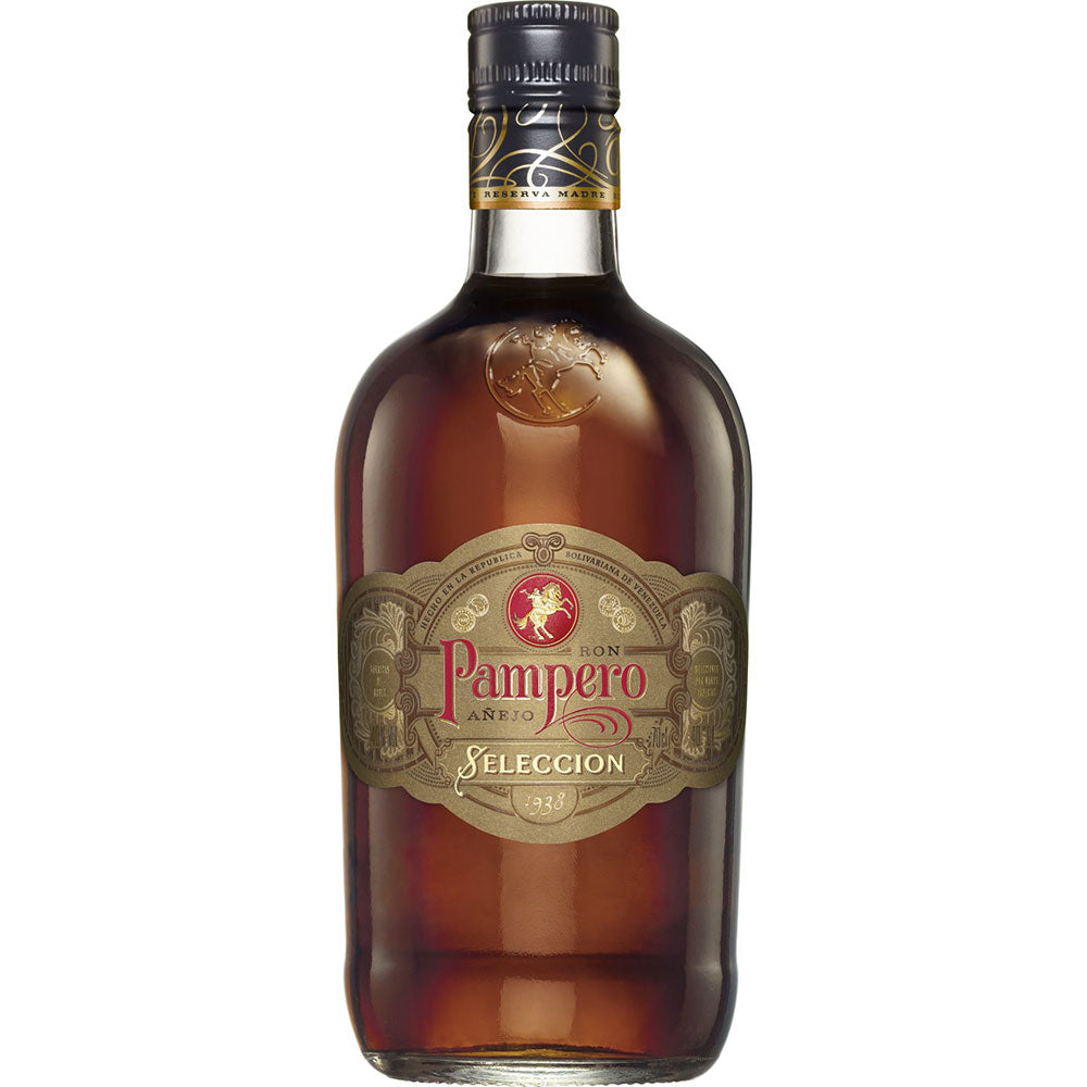 Eine 0,7-Liter-Flasche Pampero Rum Selecction aus Venezuela (40%) mit einem goldenen und roten Etikett der Marke Pampero auf weißem Hintergrund.