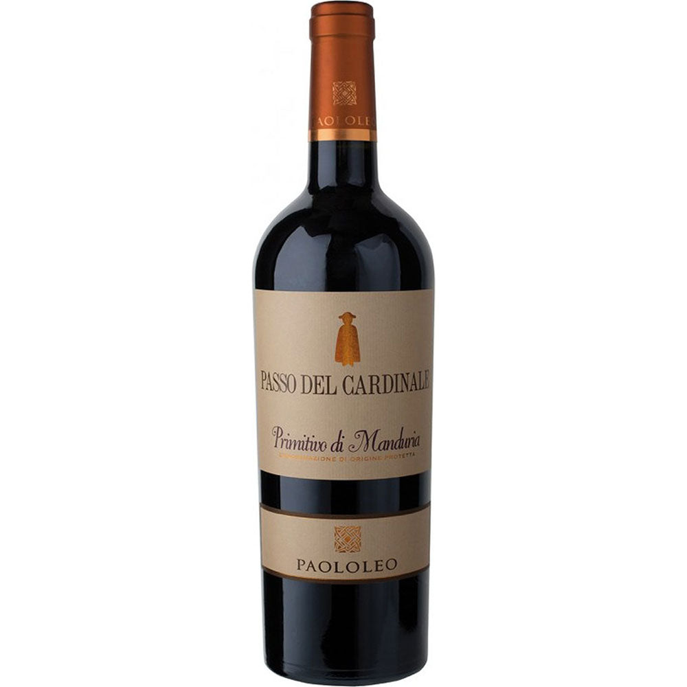 Eine Flasche Paolo Leo Passo del Cardinale Primitivo di Manduria 2022, ein italienischer Rotwein von Paolo Leo, mit beigen und orangefarbenen Etiketten.