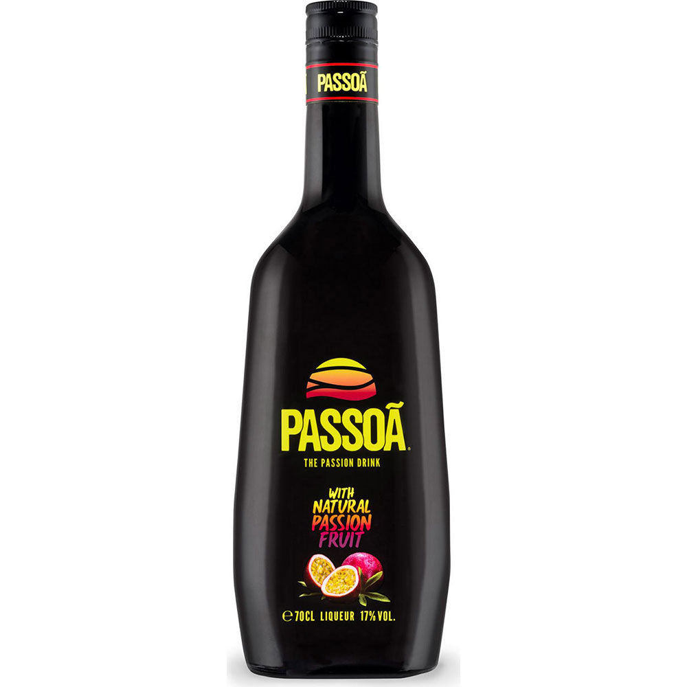 Eine 0,7-Liter-Flasche PASSOÃ Passionsfrucht-Likör (17%) mit schwarzem Etikett und Passionsfrüchten - ideal als Grundlage für Cocktails oder um den lebendigen Geschmack von Maracuja zu genießen.