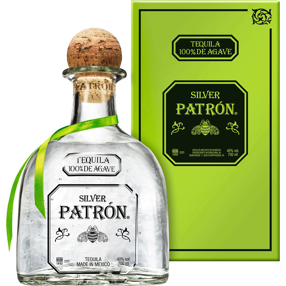 Eine Flasche Patrón Tequila Silver 100% Agave 40% 0,7 Liter, von Patrón Tequila, mit einer grünen Schleife wird neben der leuchtend grünen Schachtel präsentiert.