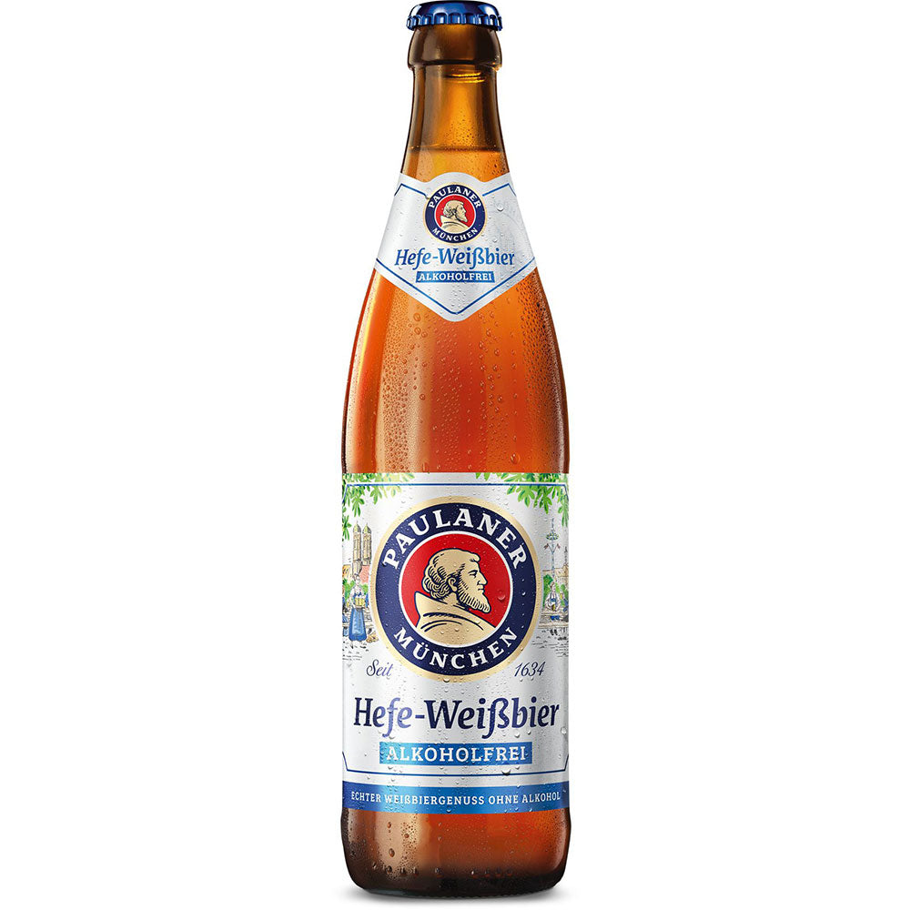 Eine gekühlte Flasche Paulaner Hefe-Weißbier Alkoholfrei 20x 0,5 Liter (MEHRWEG) von Paulaner, ein alkoholfreies Weißbier, mit Kondensationsperlen am Glas.