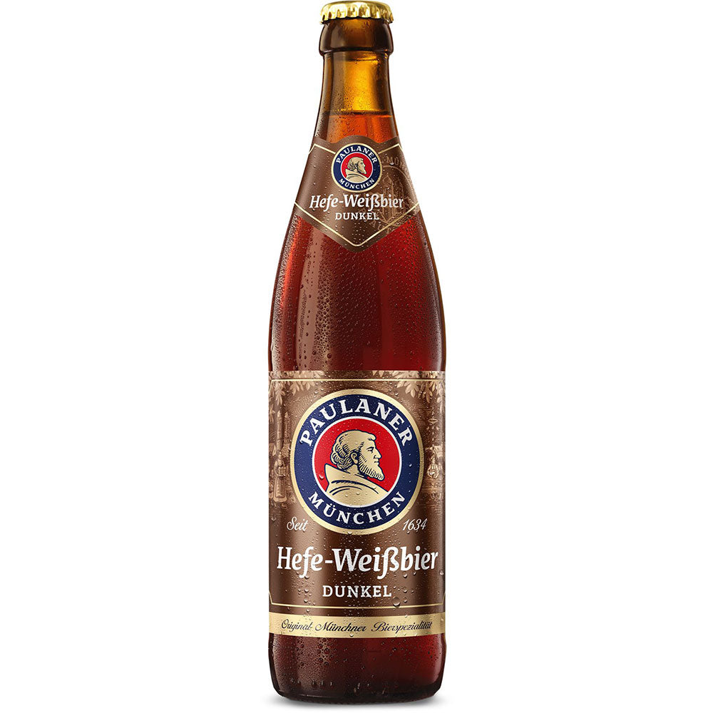 Eine Flasche Paulaner Hefe Dunkel 20x 0,5 Liter (MEHRWEG) von Paulaner, ein mit Münchner Malz gebrautes, trübes Weißbier, zeigt Kondenswasser am Glas und ein sichtbares Etikett.