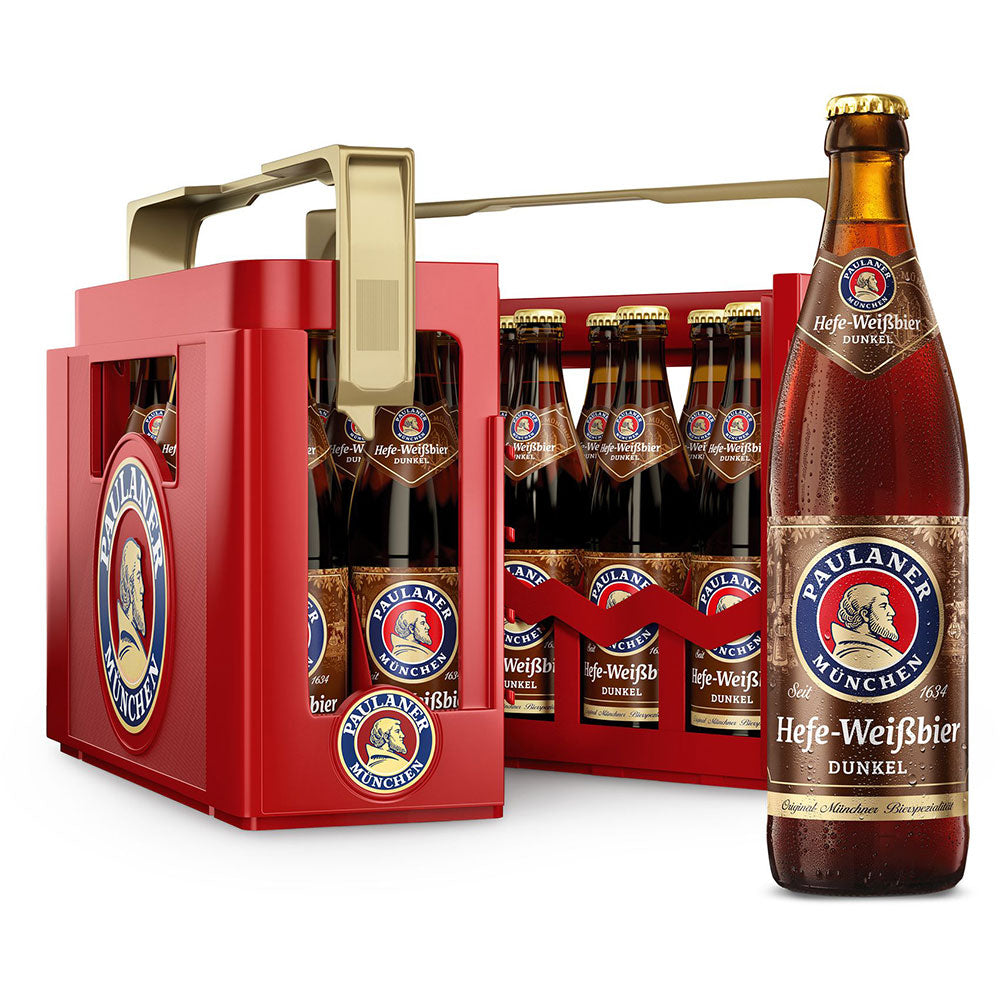 Eine rote Kiste Paulaner Hefe Dunkel 20x 0,5L (MEHRWEG) mit einer Flasche vorne dran, die ein vollmundiges, naturtrübes Weißbier bietet, das mit Münchner Malz gebraut wurde.