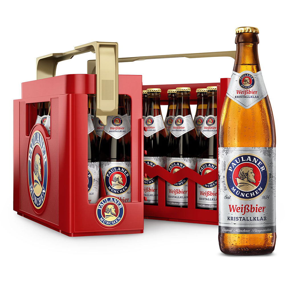 Eine rote Kiste mit 20 Flaschen Paulaner Kristall 0,5L (MEHRWEG), mit einer Flasche vorne. Genießen Sie dieses klassische Weizenbier von Paulaner für ein authentisches bayerisches Erlebnis.