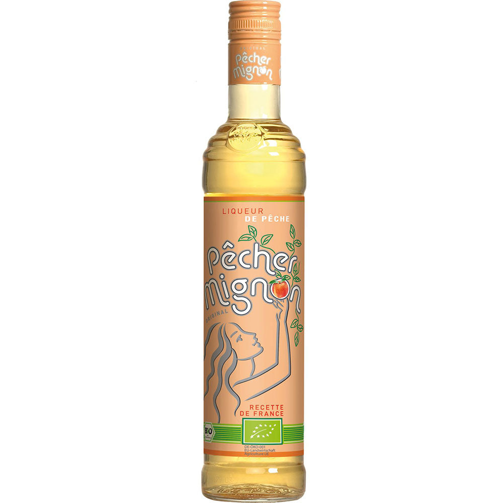 Eine 0,5L Flasche Pêcher Mignon Pfirsichlikör (15%) mit pfirsichfarbenem Etikett und abgebildeten Pfirsichen - ideal als französischer Aperitif.