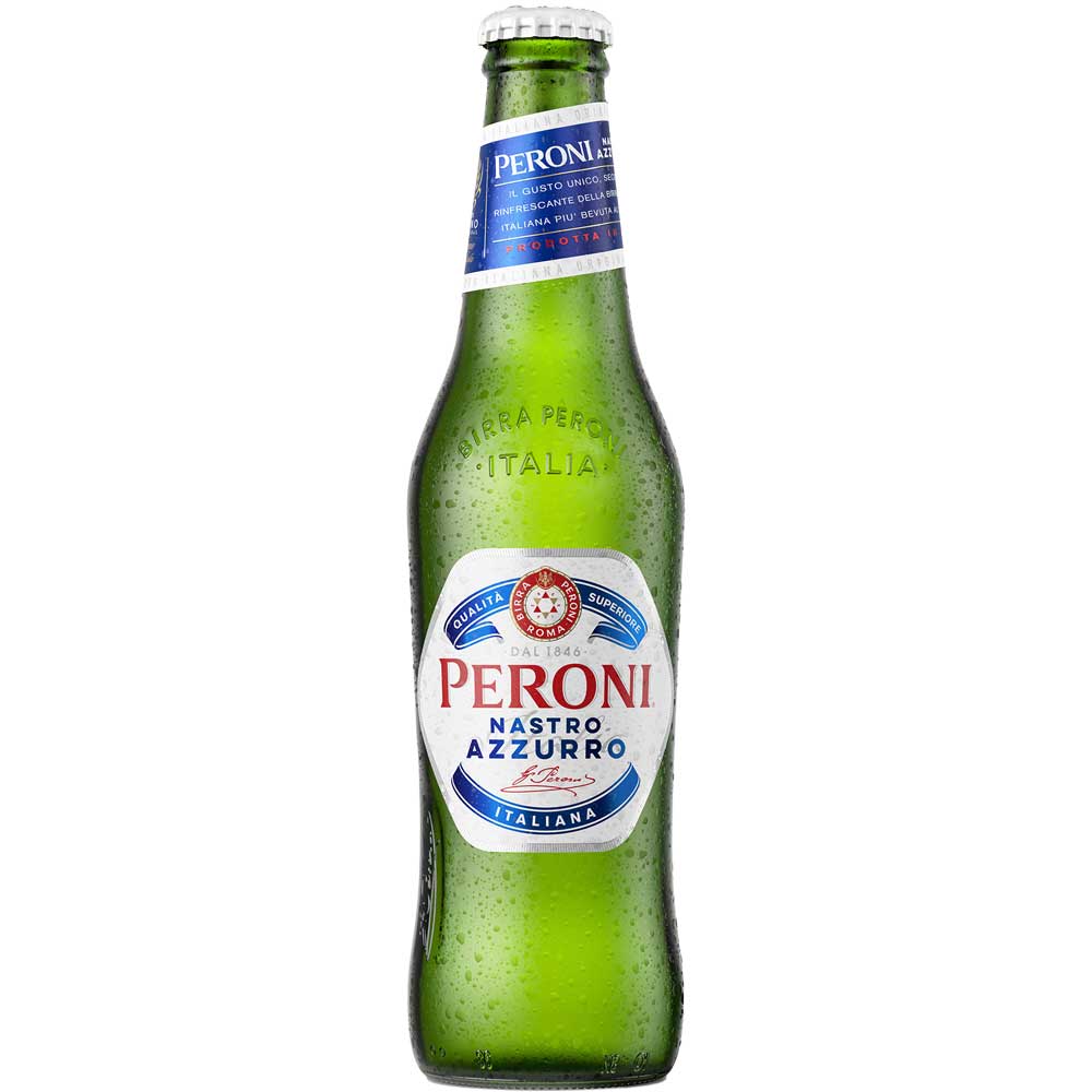 Eine grüne Flasche Peroni Nastro Azzurro 24x 0,33 Liter (MEHRWEG) von Peroni mit Kondenswassertropfen auf dem Glas zeigt den erfrischenden Reiz dieses hochwertigen italienischen Lagerbiers.
