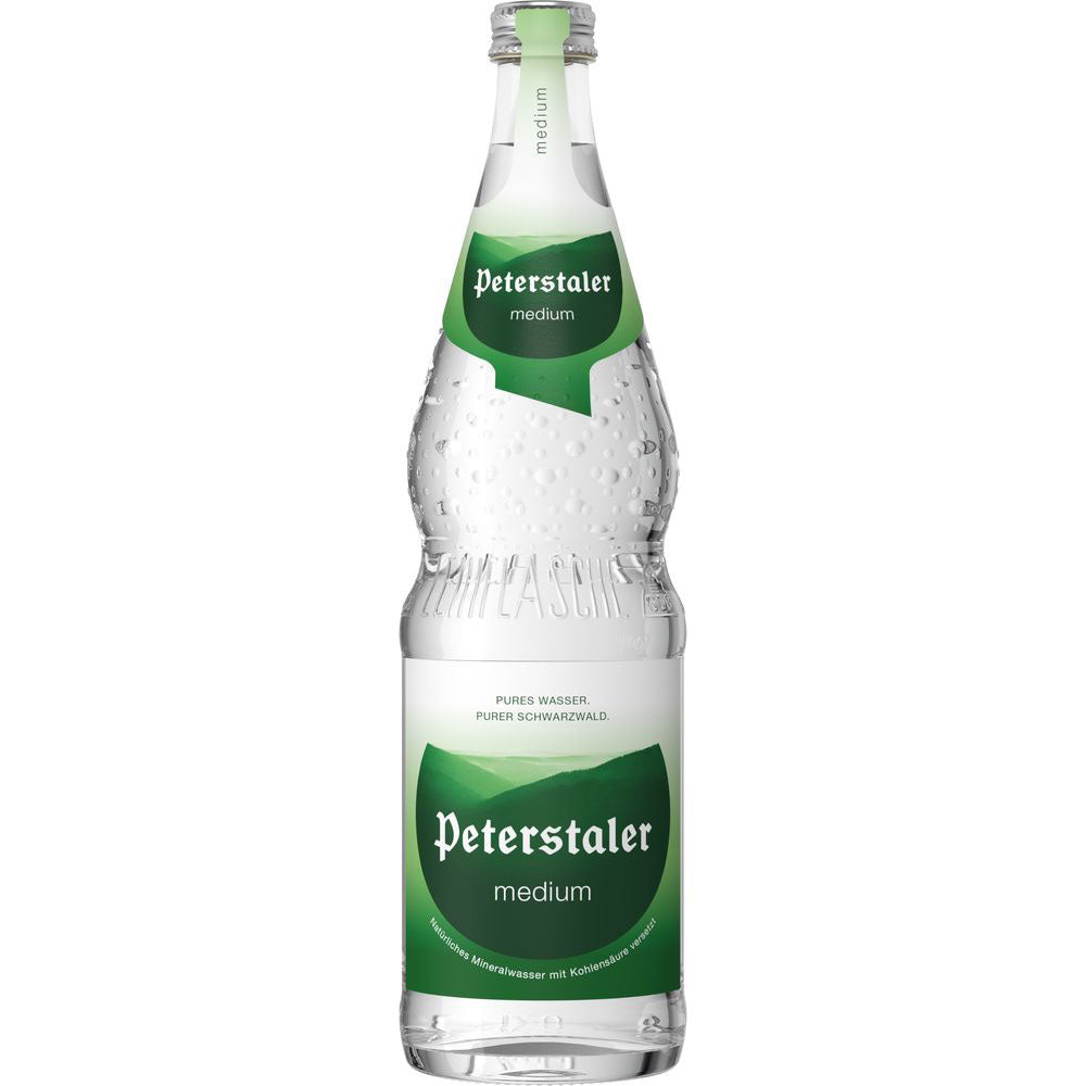 Die 0,7-Liter-Glasflasche Peterstaler Medium aus dem Schwarzwald mit grünem und weißem Etikett enthält natürliches, mineralhaltiges Wasser. Verkauft in einer 12er-Kiste von Mehrweg.