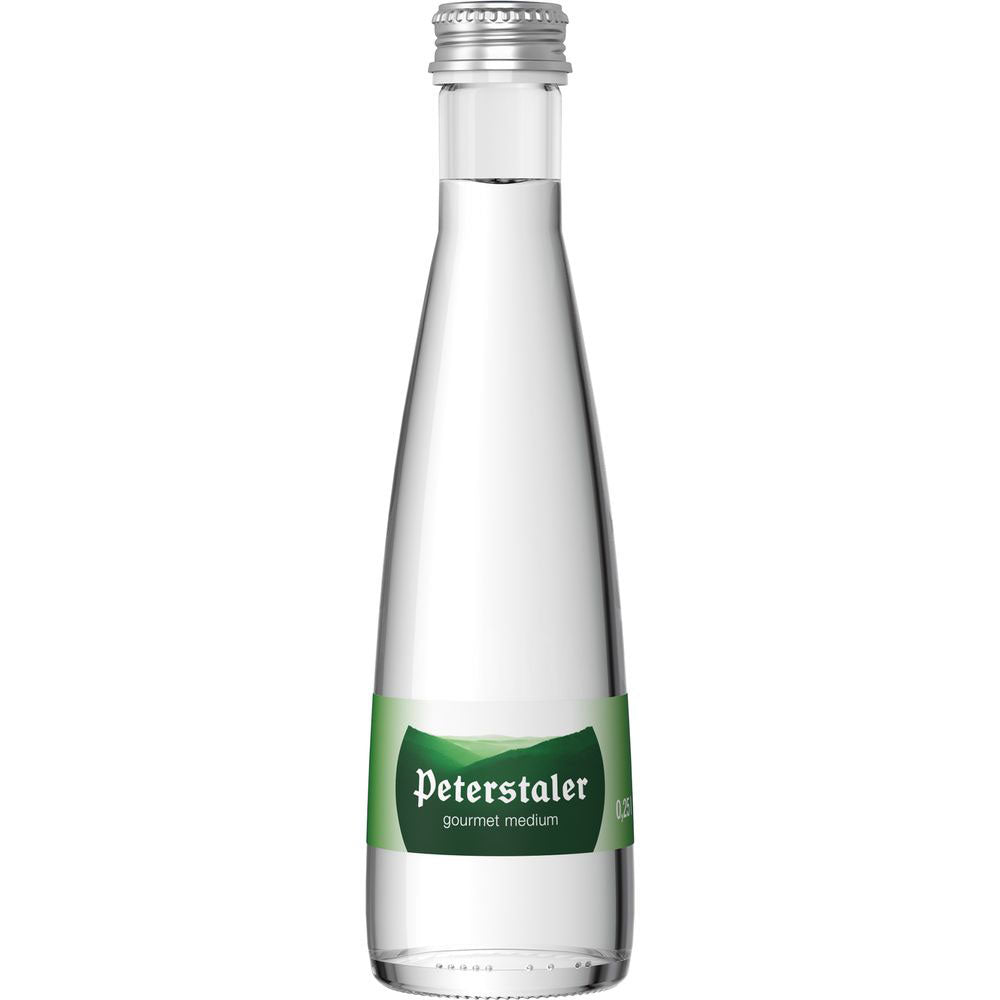 Eine Klarglasflasche Peterstaler Medium Gourmet Mineralwasser (24x0,25L, MEHRWEG) mit grünem Etikett und Silberkappe, die hochwertiges natürliches Mineralwasser aus dem Schwarzwald enthält.